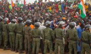 Askeri cunta destekçileri 2 Eylül'de Niamey'deki Fransız askeri varlığını protesto ederken. (© picture alliance / EPA / ISSIFOU DJIBO)