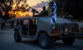 İsrailli askerler, Be'eri şehri yakınlarındaki Necef Çölü'nde bir yolda ilerlerken, 11 Ekim 2023. (© picture alliance / EPA / MARTIN DIVISEK)