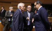 Suche nach einer gemeinsamen Haltung: EU-Außenbeauftrager Josep Borrell, der Außenminister Östereichs Alexander Schallenberg und der Außenminister Zyperns Constantinos Kombos (v.l.). (© picture alliance/ASSOCIATED PRESS/Virginia Mayo)