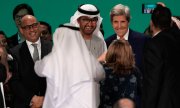 Председатель COP28 султан Ахмед Аль Джабер (в центре) заявил об 'историческом пакете мер'. (© picture-alliance/Associated Press/Камран Джебрейли)