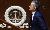 İçişleri Bakanı Gérald Darmanin, Parlamento'daki tartışmalar esnasında kürsüye ilerlerken. (© picture alliance / EPA / Mohammed Badra)