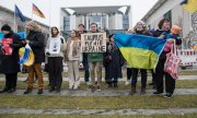 Demonstrators calling for Taurus deliveries to Ukraine outside the Chancellery on 6 January. (© picture alliance / ZUMAPRESS.com / Michael Kuenne)