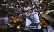 Tüm dünyada insanlar kamuya açık yerlerde Navalnıy'ın yasını tuttu ve anısına çiçekler bıraktı: Berlin'den bir görüntü. (© picture alliance/ ASSOCIATED PRESS/Markus Schreiber)