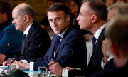 Le chancelier allemand (à gauche) a rejeté la proposition de Macron (au centre), de même que la Pologne - ici représentée par le président Duda (à droite) -, et que l'Italie, le Royaume-Uni, la Slovaquie et la Suède. (© picture alliance / ASSOCIATED PRESS / Gonzalo Fuentes)