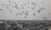 Aid packages dropped over Gaza City on 17 March. (© picture-alliance/dpa)