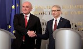 Der abtretende und der Übergangs-Premier: Nikolai Denkow (rechts) und Dimitar Glawtschew am 9. April. (© picture-alliance/ASSOCIATED PRESS / Valentina Petrova)