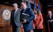 Speaker of the House of Representatives Mike Johnson (centre) had all parts of the package voted on individually. (© picture alliance / ASSOCIATED PRESS / J. Scott Applewhite)