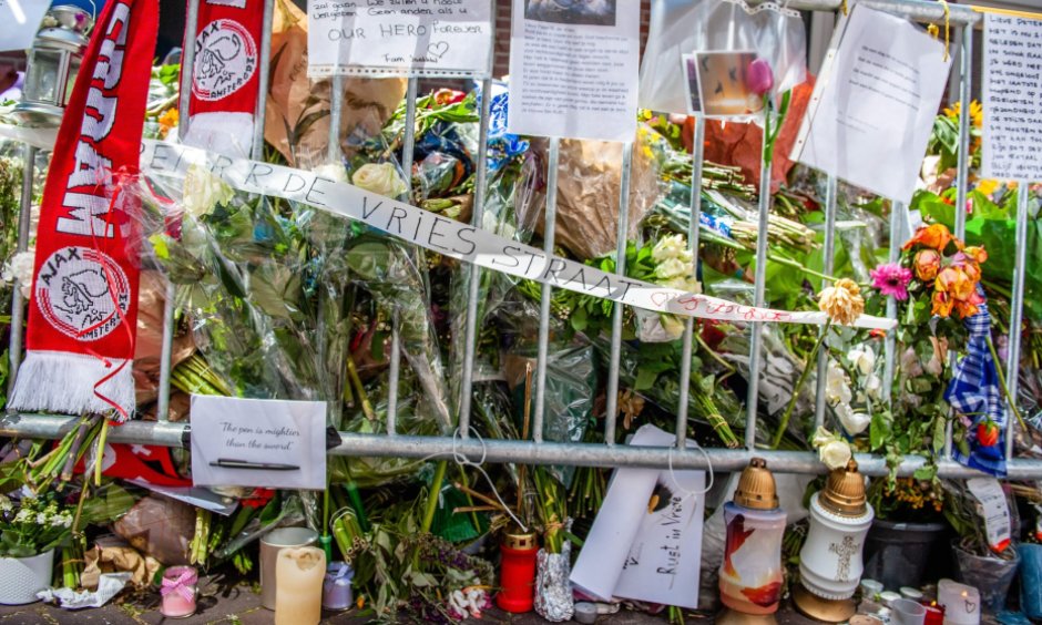 Blumen, Kerzen und Briefe für den erschossenen Reporter Peter R. de Vries im Juli 2021 in Amsterdam. (© picture alliance / ZUMAPRESS.com / Ana Fernandez)