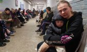While Trump announced the US-Russian deal, civilians in Ukraine sought refuge from a Russian airstrike. (© picture alliance / ASSOCIATED PRESS / Evgeniy Maloletka)