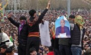 PKK-Anhänger mit Fotos von Öcalan bei einer Kundgebung im März. (© picture alliance / Sipa USA / SOPA Images)