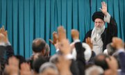 Высший руководитель Ирана Али Хаменеи выступает 11 июня в иранском парламенте - за два дня до начала атак со стороны Израиля. (© picture-alliance/Zumapress.com/Iranian Leader Press Office apa)
