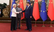 Глава Китая Си Цзиньпин приветствует председателя Еврокомиссии Урсулу фон дер Ляйен и председателя Европейского совета Антониу Кошту. (© picture alliance/ROPI Михаилидис/EUC)