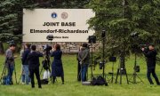 Встреча Трампа и Путина состоится на американской военной базе Эльмендорф-Ричардсон близ города Анкоридж. Встреча будет проходить с глазу на глаз, в присутствии одних лишь переводчиков. (© picture alliance/Associated Press/Джей С. Хонг)