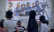 Une affiche, dans la cour de l'hôpital frappé, montre les cinq journalistes tués. (© picture alliance / Anadolu / Abdallah F.s. Alattar)