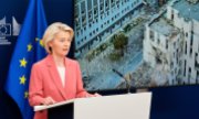 La présidente de la Commission européenne, Ursula von der Leyen, jeudi, avec en arrière-plan des photos de la représentation de l'UE à Kyiv, endommagée. (© picture alliance / ASSOCIATED PRESS)