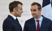 Präsident Macron und Lecornu, damals noch Verteidigungsminister, im Juli 2025. (© picture alliance / ASSOCIATED PRESS  Ludovic Marin)