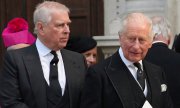 Prince Andrew and King Charles (right) at a memorial service in September 2025. (© picture alliance / ASSOCIATED PRESS / Joanna Chan)