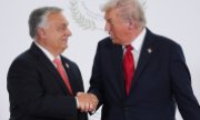 Trump und Orbán bei ihrem jüngsten Zusammentreffen in Ägypten. (© picture alliance / ASSOCIATED PRESS  Evan Vucci)