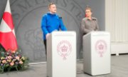 In einer gemeinsamen Pressekonferenz am Dienstag haben die dänische Premierministerin Mette Frederiksen und der grönländische Regierungschef Jens-Frederik Nielsen eine mögliche Übernahme der Insel durch die USA ausgeschlossen. (© picture alliance / ASSOCIATED PRESS / Liselotte Sabroe)