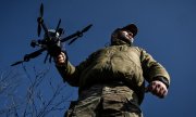 Ukrainischer Soldat mit einer FPV-Drohne nahe der Front bei Saporischschja. (© picture alliance / Photoshot)