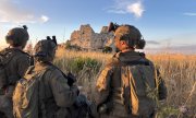 Israeli soldiers near Beaufort Castle. (© picture alliance / Xinhua News Agency  Israel Defense Forces)