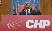 Özgür Özel auf einer CHP-Fraktionssitzung in Ankara am 21. Juli. (© picture alliance / Anadolu / Dogukan Keskinkilic)