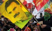 Mart 2018, İstanbul: Tutuklu PKK lideri Abdullah Öcalan’ın resminin bulunduğu bir bayrak taşıyan bir adam, (© picture alliance / ASSOCIATED PRESS  Lefteris Pitarakis)