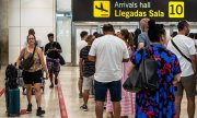 Arrivals hall at Madrid Airport. (© picture-alliance/dpa)