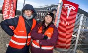 Streikposten vor einer Tesla-Niederlassung im März 2025. (© picture alliance / TT NYHETSBYRÅN / Claudio Bresciani/TT)