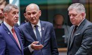 Sloweniens Premierminister Janez Janša (Mitte) mit seinen Kollegen aus Tschechien und der Slowakei, Andrej  Babiš und Robert Fico im Juni 2026 in Brüssel. (© picture alliance / ZUMAPRESS.com / Bianca Otero)