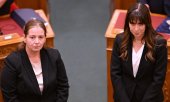 La directrice du NVVH, Anna Róza Unger (à gauche), et son adjointe Katalin Tasnadi, lors de leur prestation de serment au Parlement. (© picture alliance / NurPhoto / Balint Szentgallay)