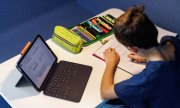 For the first time in 2025 PISA assessed the new competence area “Learning in the Digital World”. The global study is carried out by the OECD. (© picture-alliance/dpa/Matthias Balk)