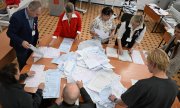 Stimmauszählung in Krasnojarsk. Unabhängige und oppositionelle Wahlbeobachter waren bei der Duma-Wahl nicht zugelassen. (© picture alliance / Sipa USA / SOPA Images)
