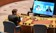 Anthropic-CEO Dario Amodei (links auf dem Bildschirm) und Huggingface-CEO Clement Delangue nahmen virtuell an der Sitzung des UN-Sicherheitsrats teil, während OpenAI-CEO Sam Altman persönlich anwesend war. (© picture alliance / abaca / CNP/ABACA)