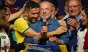 Luiz Inácio Lula da Silva feiert mit Anhängern seinen Wahlsieg. (© picture-alliance/AP Photo/Lucas Landau / Lucas Landau)